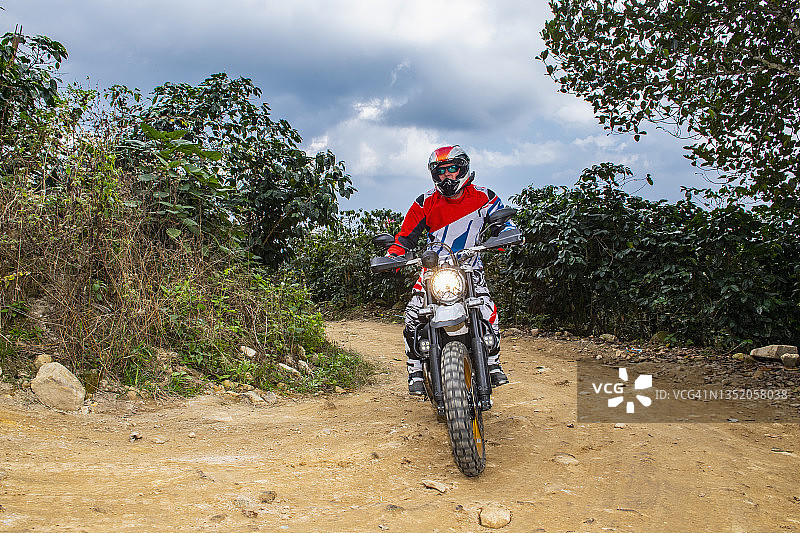 在清迈山区骑越野摩托车的老年男人图片素材