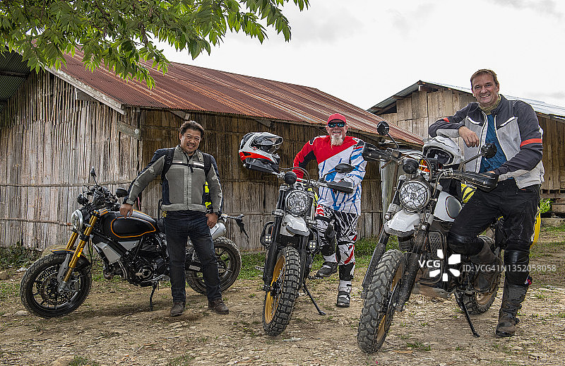 在泰国乡村骑摩托车的男人图片素材