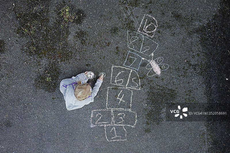 儿童（6-7岁）创作跳房子游戏格子的鸟瞰图图片素材