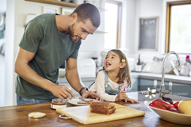 男人和女儿一起做三明治图片素材