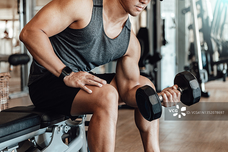 健壮男人在健身房举重图片素材