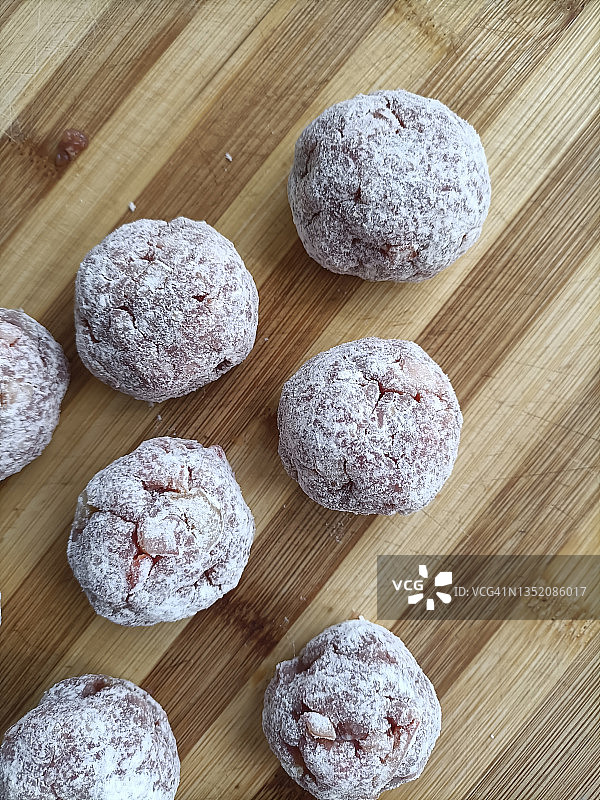 木桌上的生肉丸图片素材