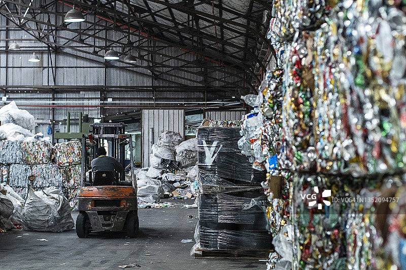 固体废物处理设施内部，堆满回收材料图片素材