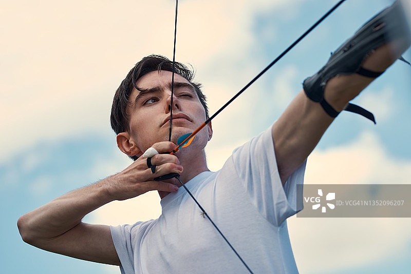 男性射箭手瞄准射击的场景图片素材