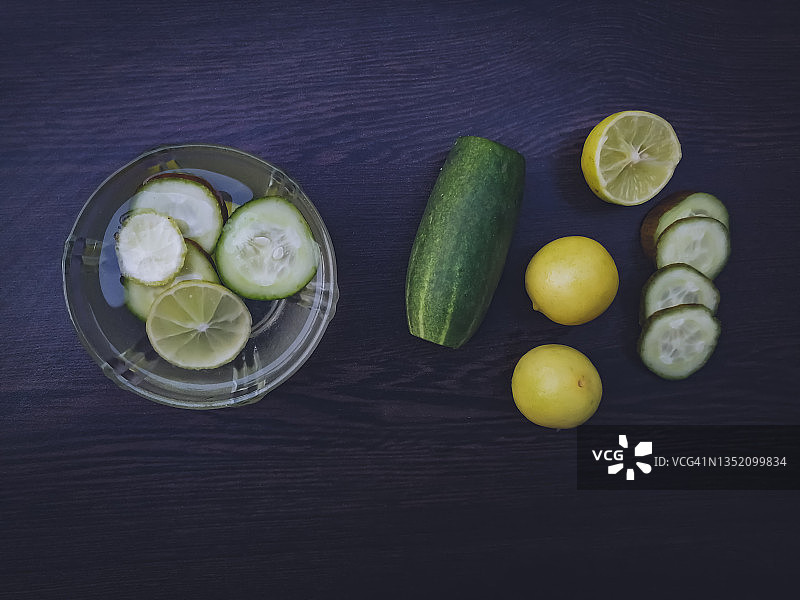 未削皮柠檬黄瓜排毒水-零浪费可持续生活方式图片素材
