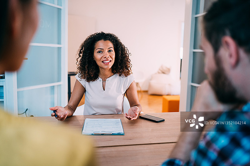 快乐的女商人会见客户图片素材