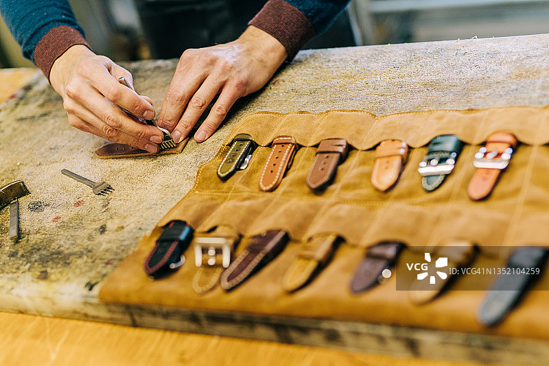 年轻工匠制作皮革表带图片素材