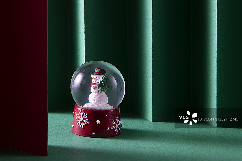 带有雪球的优雅圣诞背景图片素材