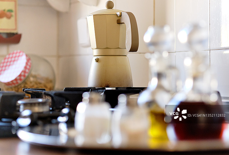 摩卡壶在电或燃气灶上煮咖啡特写图片素材