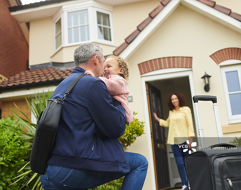 爸爸下班回家图片素材