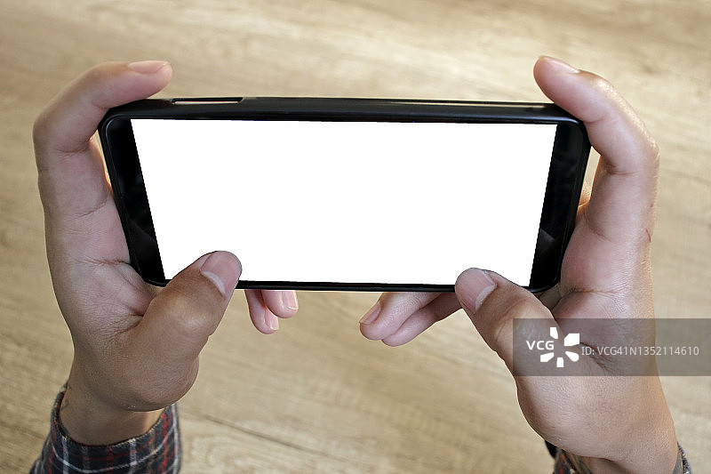 男人用智能手机玩游戏图片素材