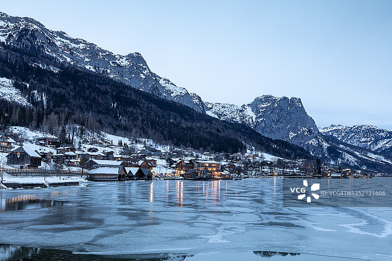 Grundlsee 冰冻湖泊冬季（奥地利施蒂利亚州）图片素材