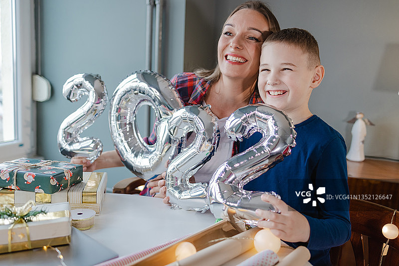 母子拿着2022数字气球图片素材
