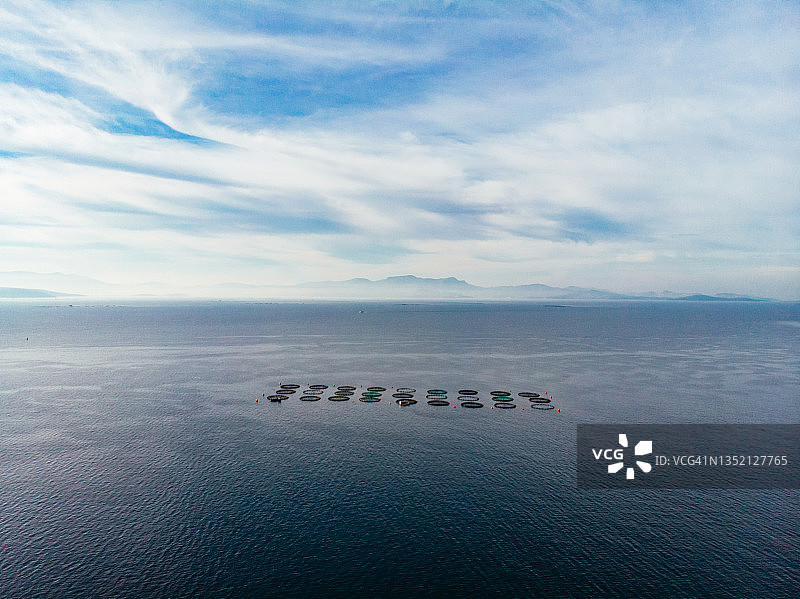 无人机视角：海上养鱼场图片素材