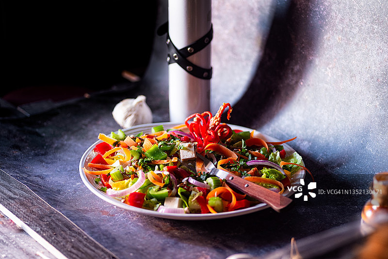 色彩鲜艳的纯素沙拉图片素材