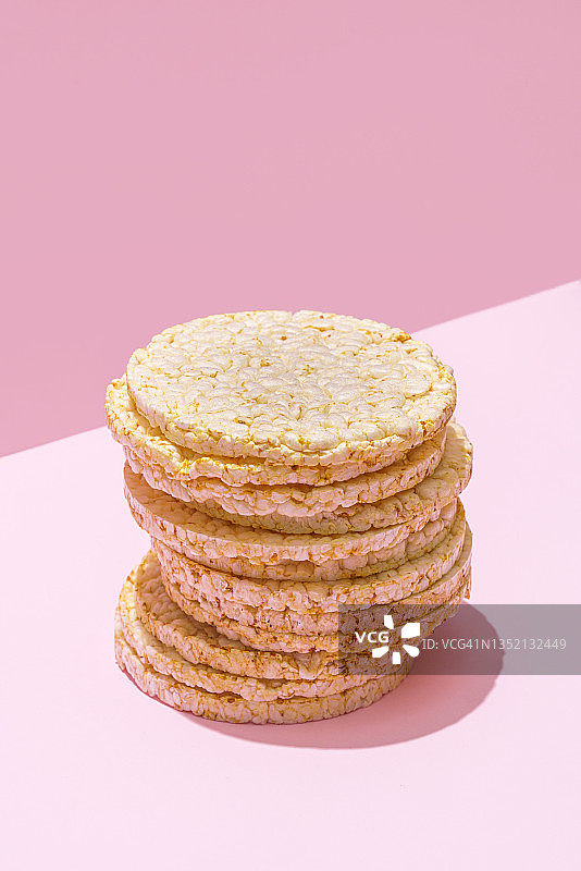 粉色背景上的年糕堆图片素材