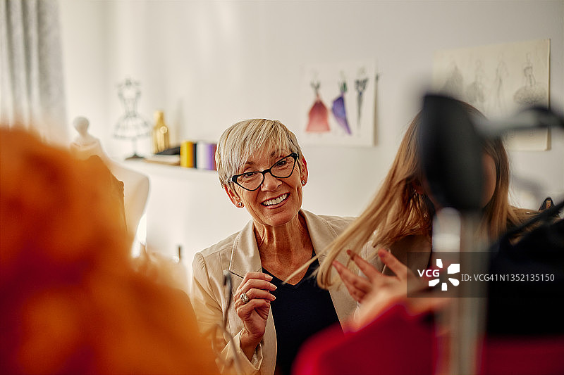工作室里的年长时装设计师图片素材