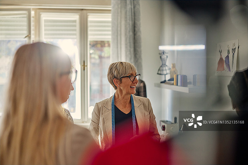 成功的时装设计师在他们的工作室里图片素材