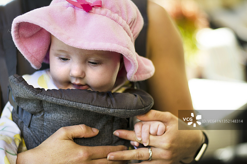 母亲抱着婴儿图片素材