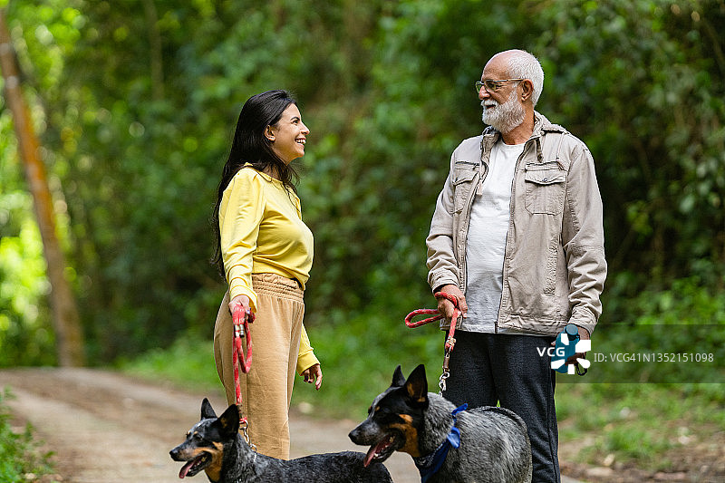 祖孙与狗在户外散步图片素材