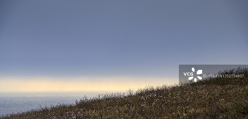 俯瞰发光地平线的太平洋图片素材