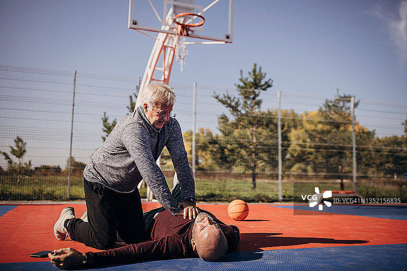 男子为昏迷老人提供急救图片素材