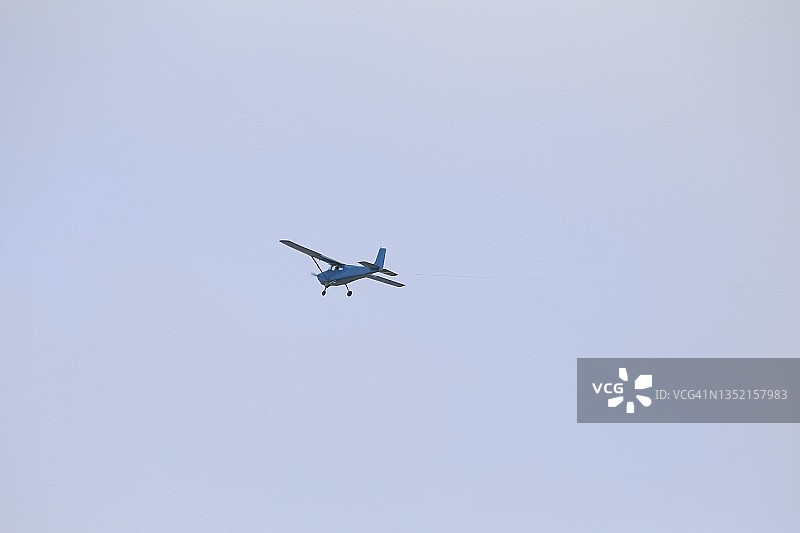 小型飞机拉着电缆图片素材