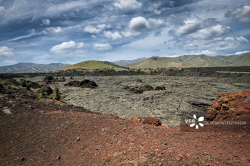 徒步穿越熔岩地区图片素材