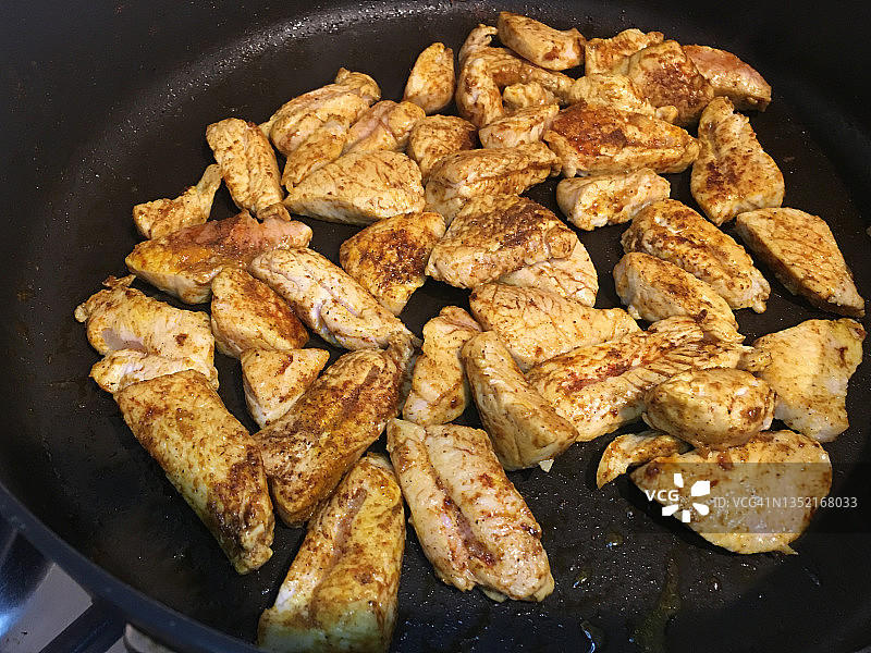 香料炒丁状火鸡胸肉图片素材