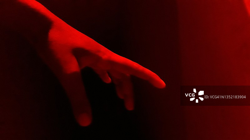红光和黑色背景中不同的手势图片素材