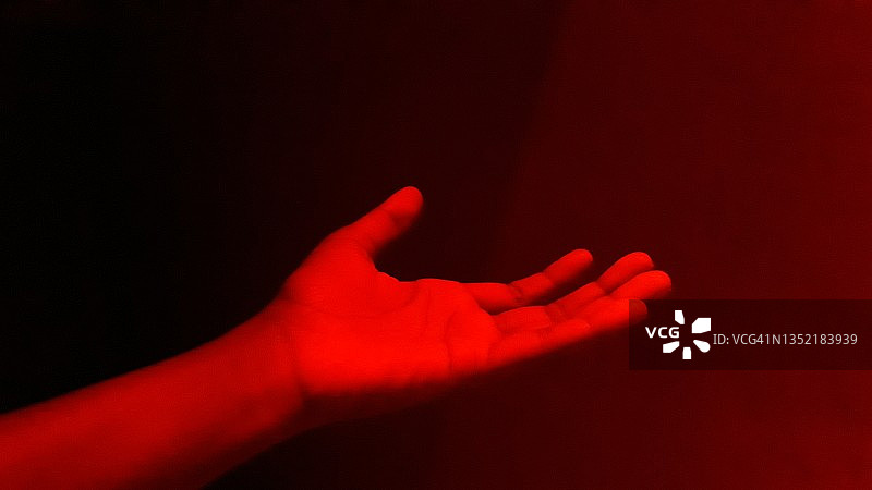 红光和黑色背景中不同的手势图片素材
