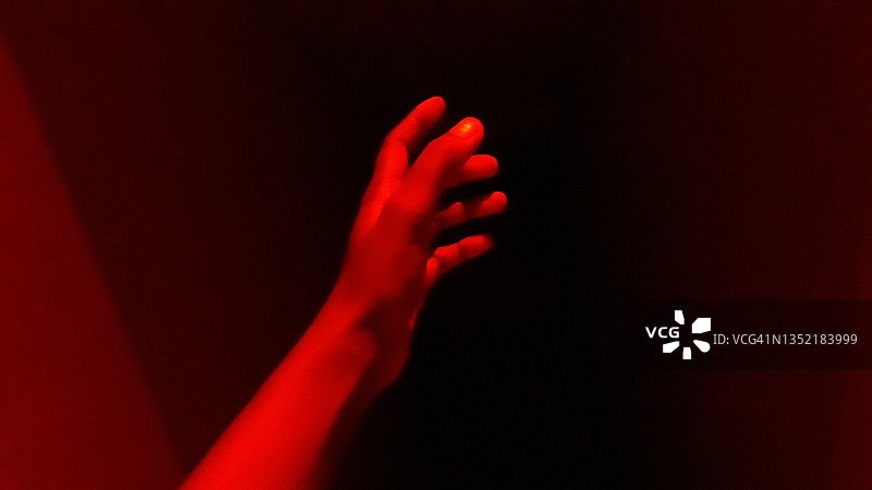 红光和黑色背景中不同的手势图片素材