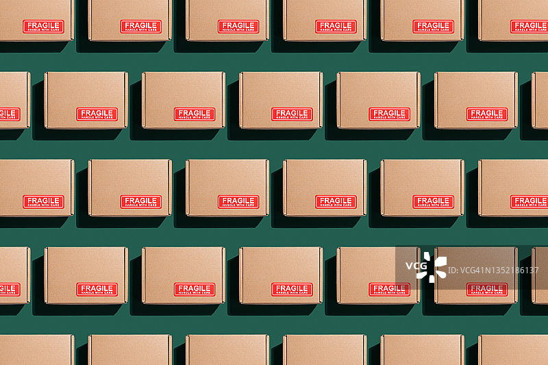 带有易碎标志贴纸重复图案的纸板箱图片素材