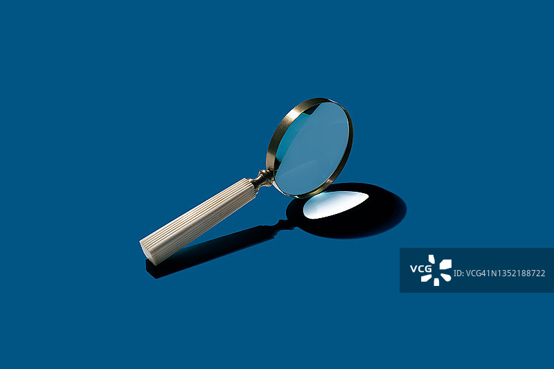 放大镜聚焦阳光图片素材