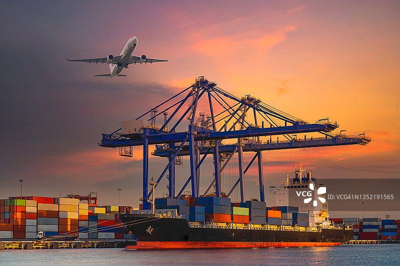 飞越集装箱码头进出口的飞机图片素材