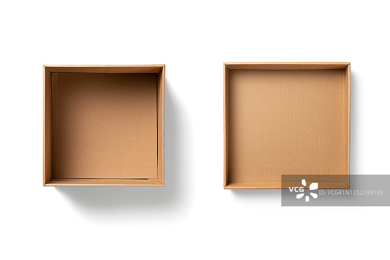 白色背景上带盖的已打开的空纸板箱图片素材