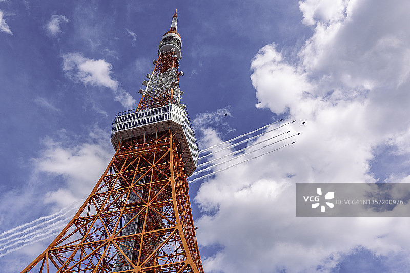 蓝色冲击波后的东京塔图片素材