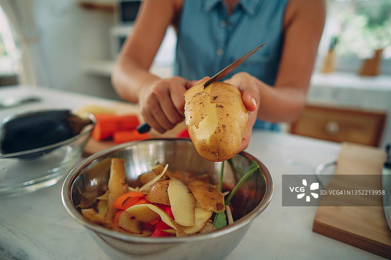 将食物垃圾分类堆肥图片素材