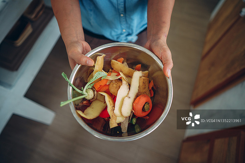 准备堆肥的食物垃圾图片素材