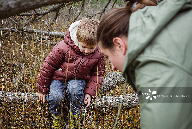 母子俩在户外休闲图片素材