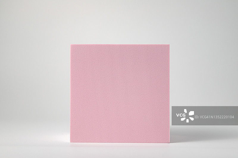 粉色背景方形盒子样机图片素材