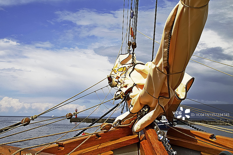 驶向风暴的帆船图片素材