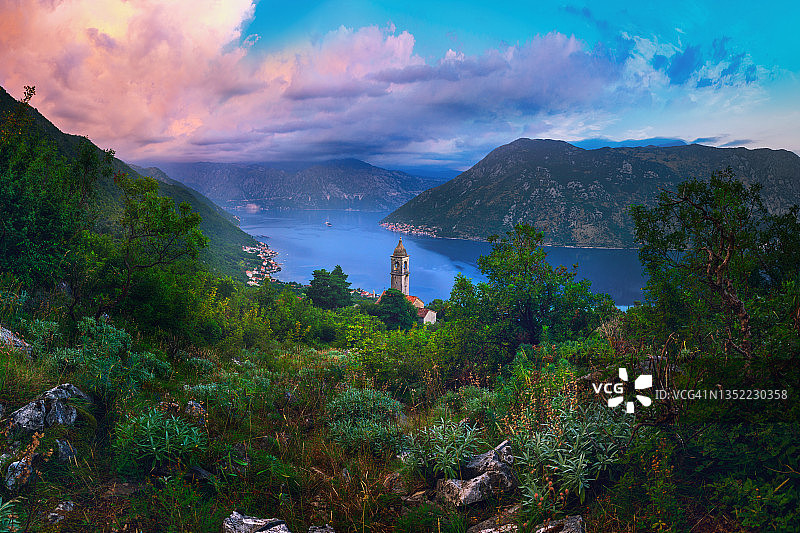 从戈尔尼·斯托利夫居民区眺望科托尔湾，日落时分的云彩，远处可见佩拉斯特镇，前景是野生山地灌木丛图片素材