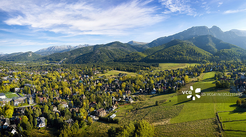 波兰假日：扎科帕内和塔特拉山脉的鸟瞰图图片素材