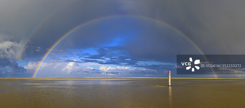 瓦登海泰塞尔岛海滩上的彩虹图片素材