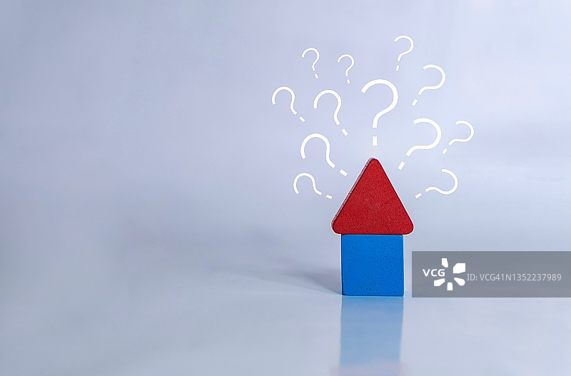 带问号的木制房屋模型，房屋问题概念图片素材