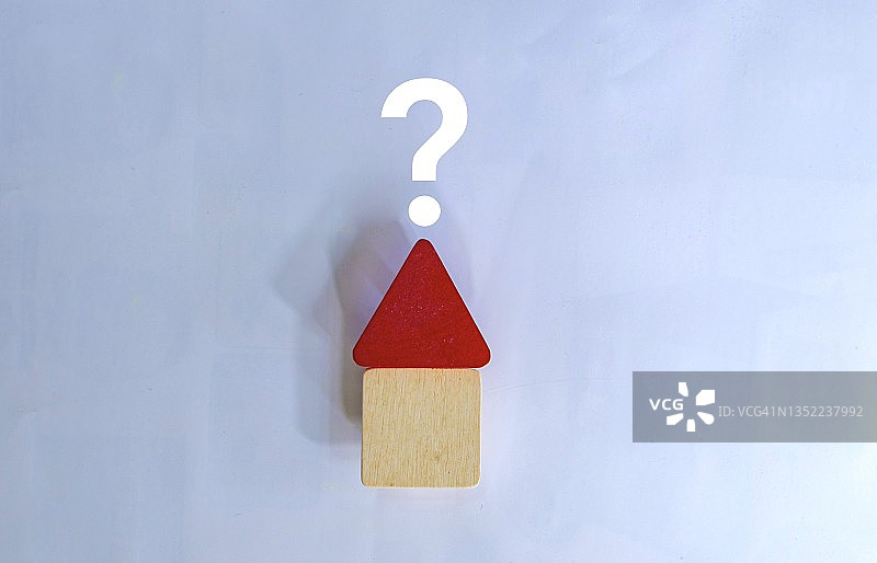 带问号的木制房屋模型，房屋问题概念图片素材