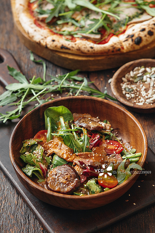 牛排披萨和烤牛肉沙拉图片素材