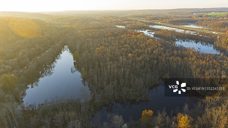 运河沼泽的秋日落日图片素材