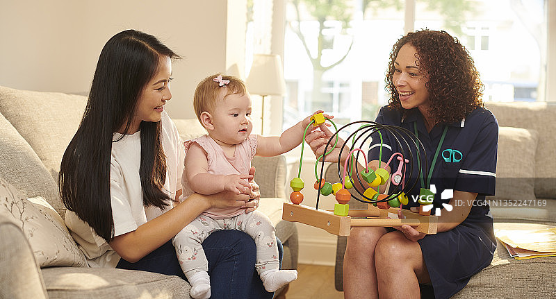 检查婴儿的认知能力图片素材
